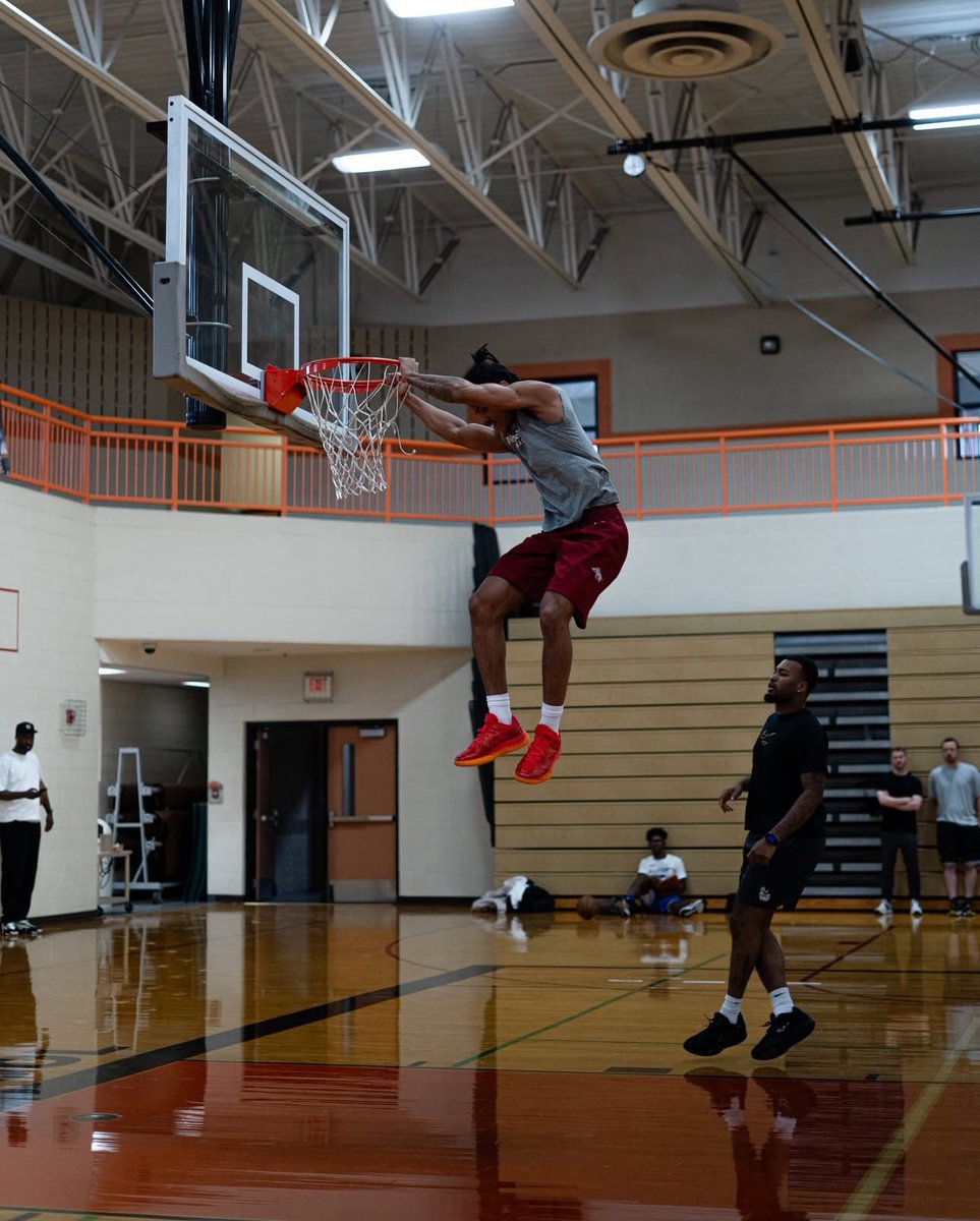 I normally don’t respond to questions about my nephew. But somebody DM’d yesterday and asked me if he could dunk? This was him yesterday. Hope this answers it. #AcuffJr