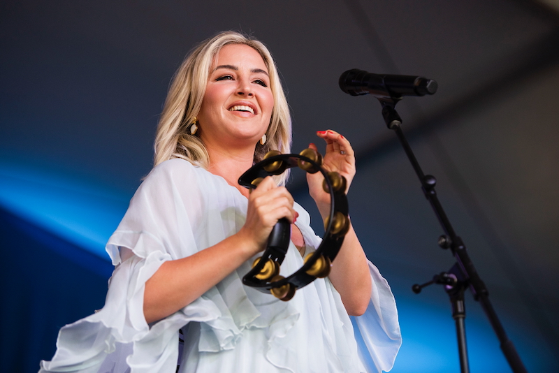 On Friday, <a href="/IAmMaggieRose/">Maggie Rose</a> played <a href="/Newportfolkfest/">Newport Folk Fest</a> - QRO photos: qromag.com/maggie-rose-ne…