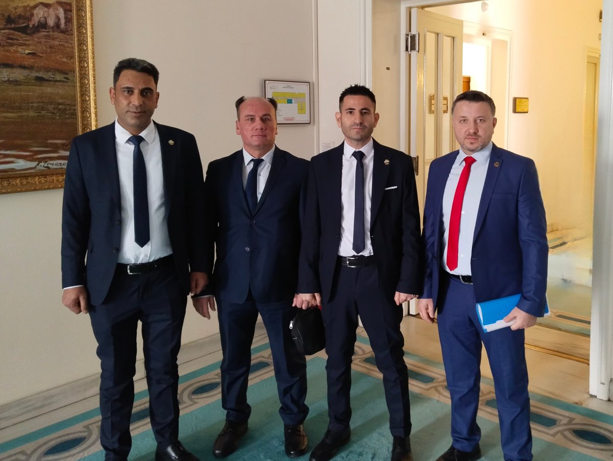YARDIMCI HİZMETLER SINIFI TOPLU SÖZLEŞME MASASINA GİRMELİDİR!

Yıllardır yok sayılan, görmezden gelinen, çözüm bekleyen Yardımcı Hizmetler Sınıfı artık sabrının sonuna gelmiştir! Türkiye'de on binlerce kamu emekçisinin kaderine dönüşen bu sınıf ayrımcılığı, çalışma hayatında