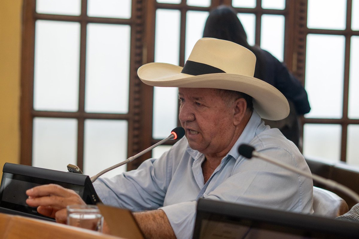 <a href="/jfreddyarenas/">Freddy Arenas</a> <a href="/davidislem/">David Islem</a> Carlos Arango, diputado: “Las cosas están funcionando bien, los números dan y lo quiero felicitar por eso. Necesitamos saber cómo les vamos a cobrar los impuestos a las empresas eléctricas que pasan por el territorio caldense”.