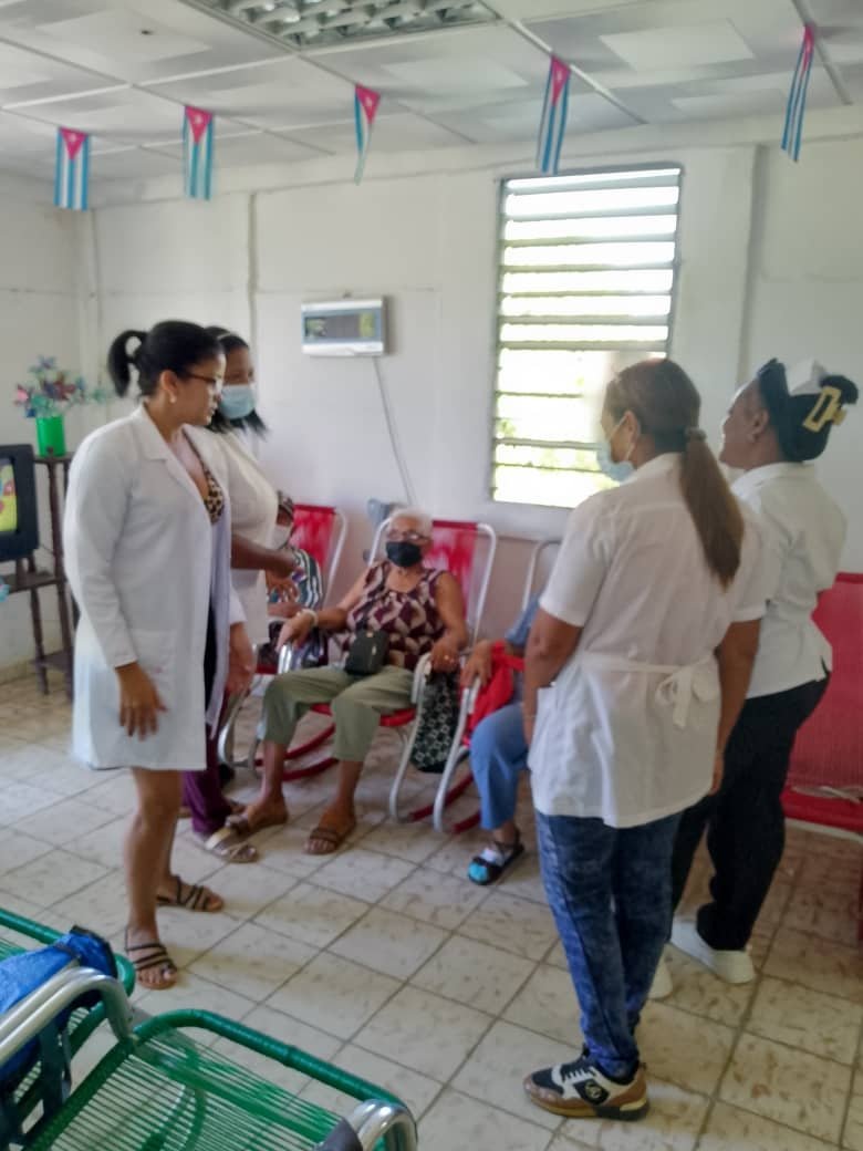 Como parte del Sistema de Trabajo del Policlínico Docente Francisco Castro Ceruto,se realiza Consulta Multidisciplinaria de Atención Gerontológica ( EMAG ) en la casa de Abuelos.
@Dr_NaelPreval 
<a href="/DrReinol/">Dr.C. Reinol Delfin García Moreiro</a> 
<a href="/MINSAPCuba/">Ministerio de Salud Pública de Cuba</a> 
<a href="/dgs_salvador/">Dirección General de Salud Salvador</a> 
<a href="/yasnay_serrano/">Yasnay Serrano</a> 
<a href="/margotelhdz/">Margot Lopez Hernandez</a>