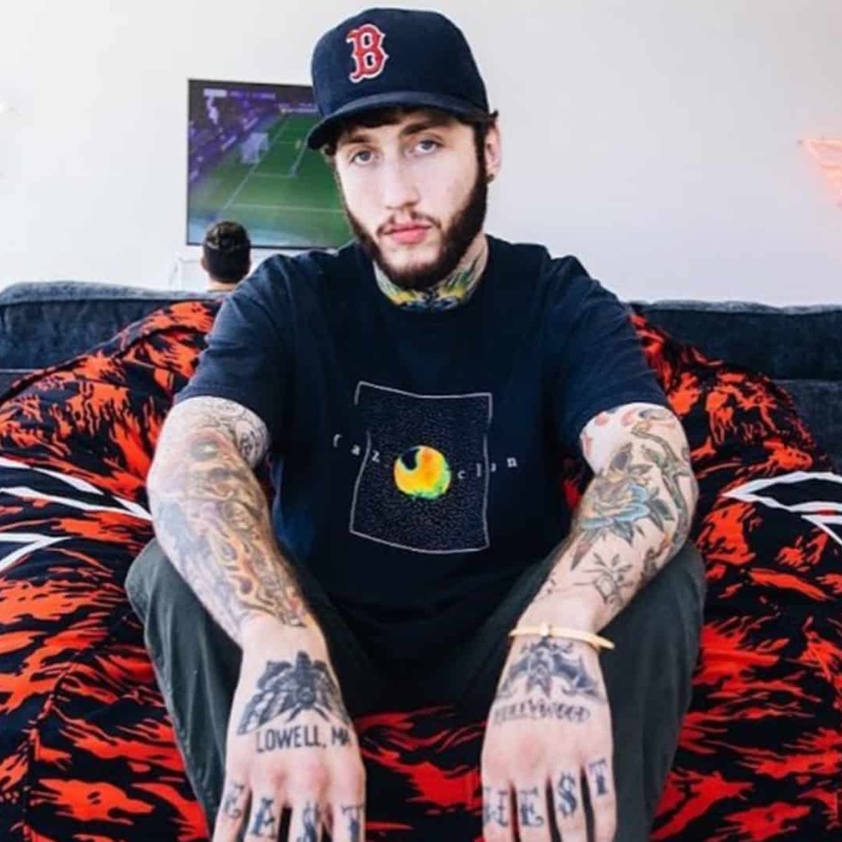 phantumq's tweet image. imagine being shocked that mf that looks like this would scam you 😂😂😂😂 #fazebanks