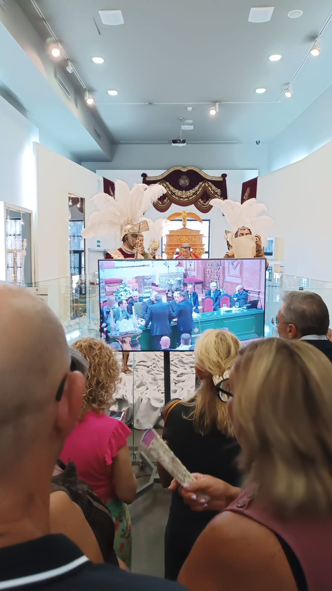 🔴 Imagen histórica. Los hermanos de la Macarena presencian el cabildo más multitudinario de la historia ante la presencia del misterio del Señor de la Sentencia.

📲 #TDSCofrade