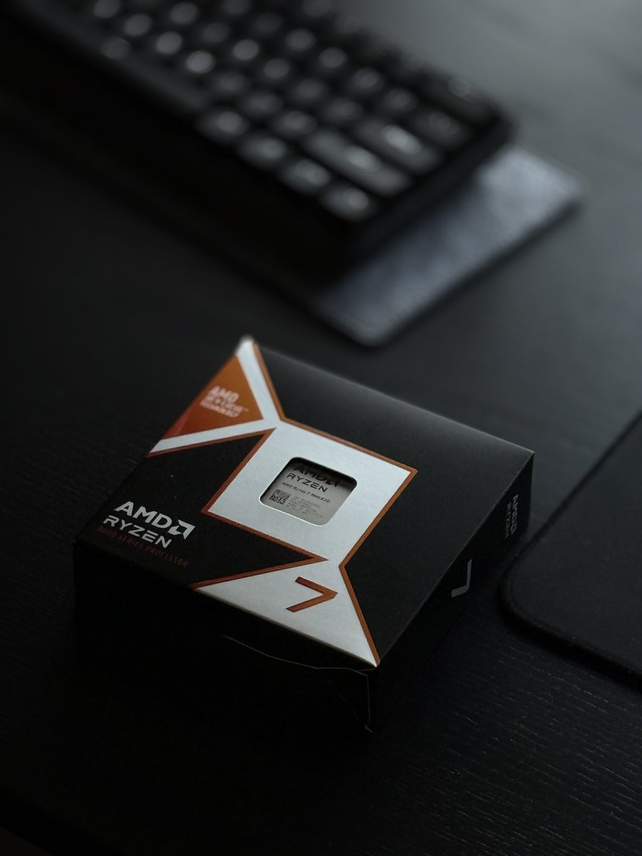 Silvatheposer's tweet photo. new build waiting for the motherboard and psu! https://t.co/ALO9gAeHme