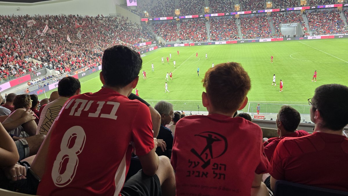 באיחור אלגנטי של 30 דקות אני מגיע הערב לבלומפילד. בדרך לשער 2 אני רואה שלושה ילדים תלויים על הגדרות של שער 5 ומתחננים בדמעות שיתנו להם להיכנס. לא השיגו כרטיס למשחק. אני מביט עליהם בחמלה וממשיך בדרכי. אבל ממש לפני שאני נכנס, אני נזכר שמי שקיבל מאתנו את המנוי של נוני למשחק היום