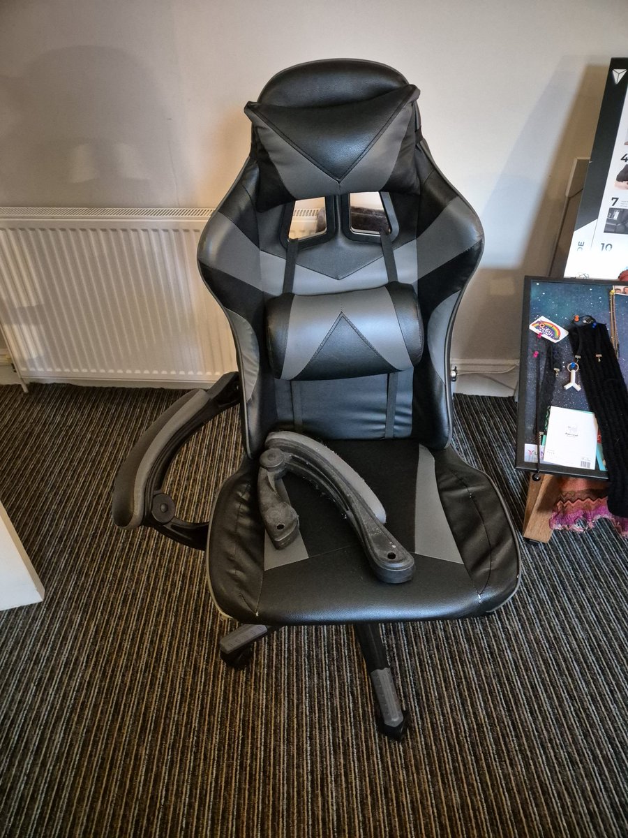 jesslouavery's tweet photo. finally got a #Secretlab upgrade. The most luxurious chair I will ever have. Bye, sad old chair 😂 https://t.co/UEuNO3KGXy