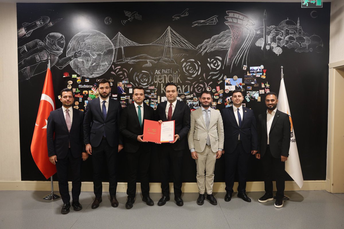 aksalihli45's tweet photo. 📍ANKARA
Salihli AK Parti İlçe Gençlik Kolları Başkanlığı görevine mazbatasını alarak başlayan Sayın Avukat @avmoilhan ’ı tebrik ediyor, yeni görevinde başarılar diliyoruz.
Gençliğin heyecanını, sorumluluğunu ve inancını en güzel şekilde taşıyacağına yürekten inanıyoruz. 
⬇️ https://t.co/cWe4yyIq4v