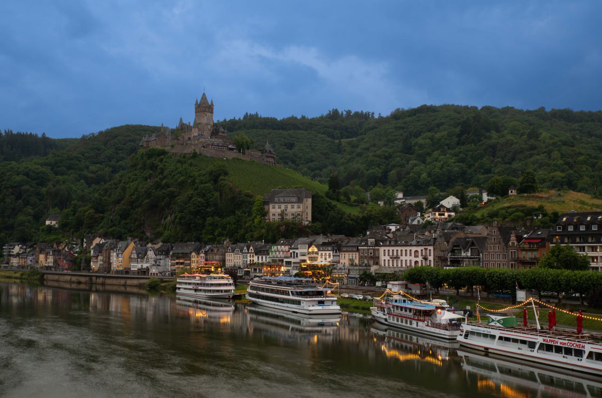 Afgelopen dagen stevige wandelingen gemaakt langs de Moezel. Prachtige wijnstreek met veel historie. Mooie burchten van Cochem en Eltz. Ook de spectaculaire Geierley hangbrug bezocht. #wandelen #moezel #eltz #cochem
