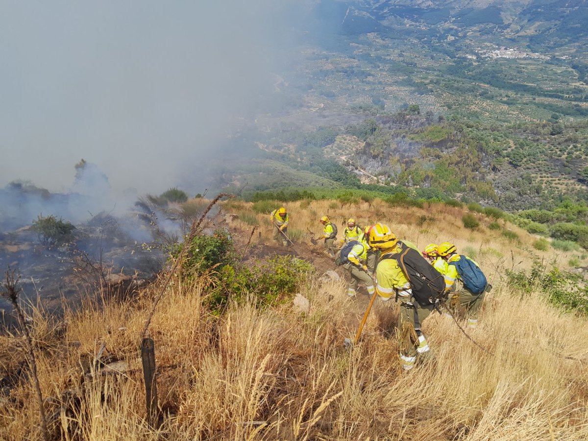 naturalezacyl's tweet photo. En el #IFCuevasDelValle, a pesar del enorme trabajo realizado por medios aéreos y terrestres durante todo el día, se han reactivado los flancos de cabeza izquierdo y derecho #INFOCAL
Las rachas de viento complican extinción
Realizado el cambio de medios https://t.co/G0Ctp9IYao https://t.co/X12hm214sV