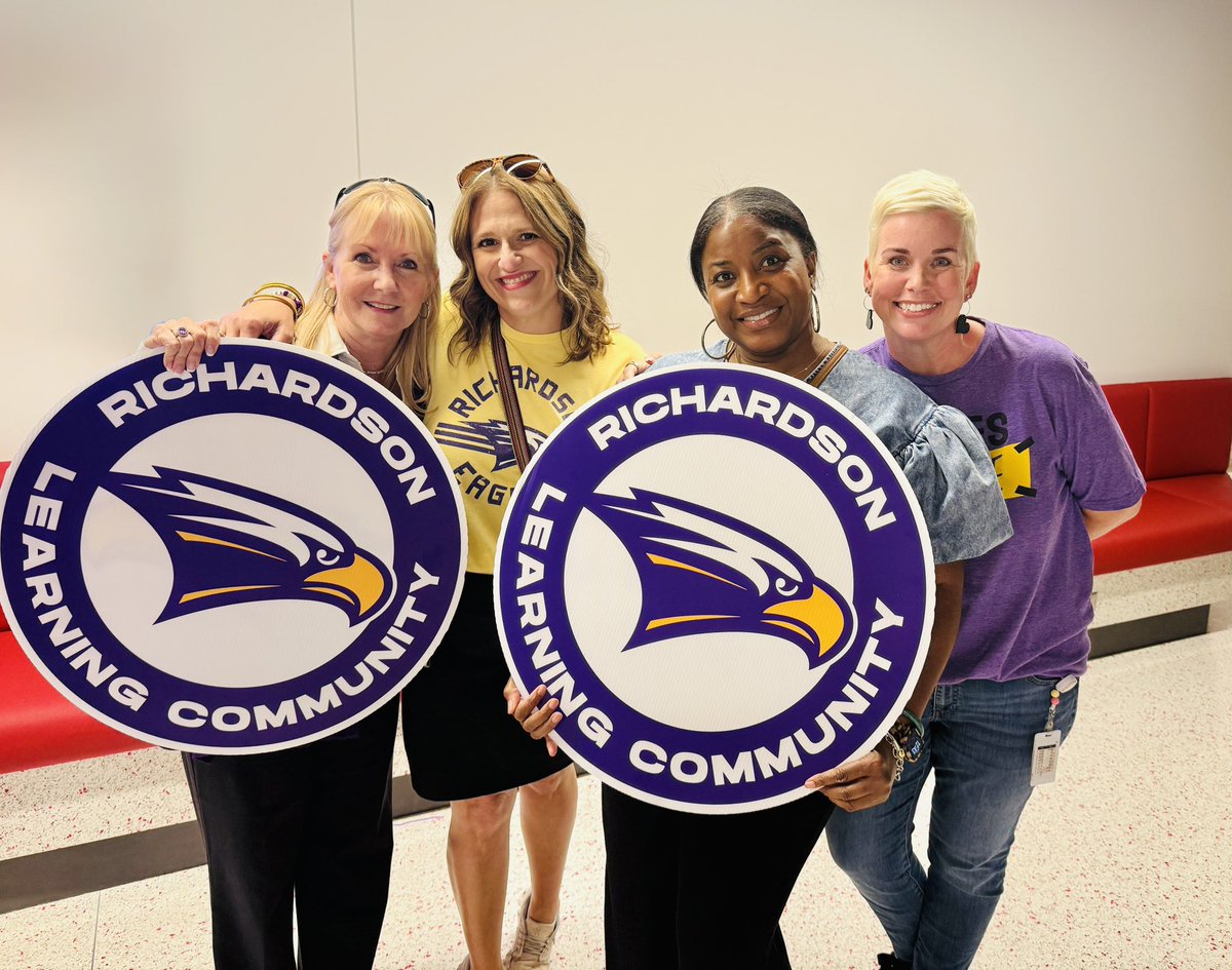 emjlovestolearn's tweet photo. We were thrilled to help welcome our @HPBobcatFamily new teachers today! Letβs #MakeOurMark and continue being #LegacyBuilders!#RISDDreamBig https://t.co/ml8enXdaaK
