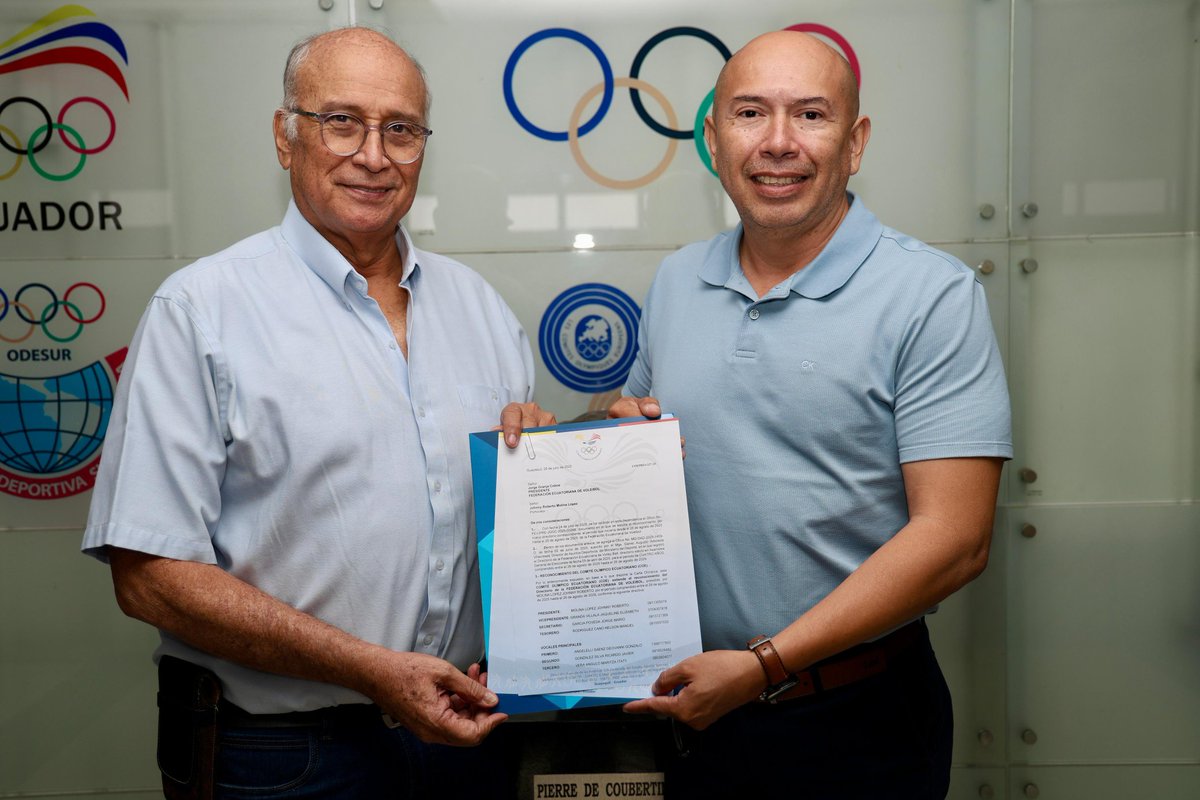 ECUADORolimpico's tweet photo. El presidente del Comité Olímpico Ecuatoriano Jorge Delgado Panchana entregó el reconocimiento a la nueva directiva de la Federación Ecuatoriana de Voleibol🏐 que tiene como presidente electo a Johnny Molina para el periodo 2025-2029

Éxitos en su gestión y que lleguen más logros para el país🇪🇨

#UnidosSomosMásFuertes💪
