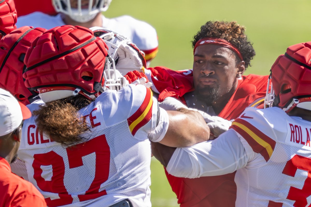 jessenewell's tweet photo. Chiefs' Josh Simmons and Ashton Gillotte scuffle during today's heat. Great shots from @shortlittlekidd https://t.co/xXOgxCzsSO