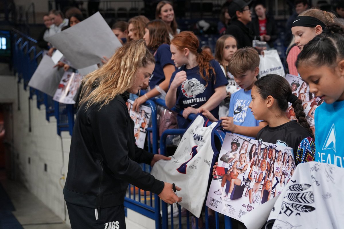 ZagWBB's tweet photo. We ❤️ our fans
Can’t wait to see the Zag family at our meet and greet tomorrow!
#WinningInTheCommunity https://t.co/WeSmWrVXnv