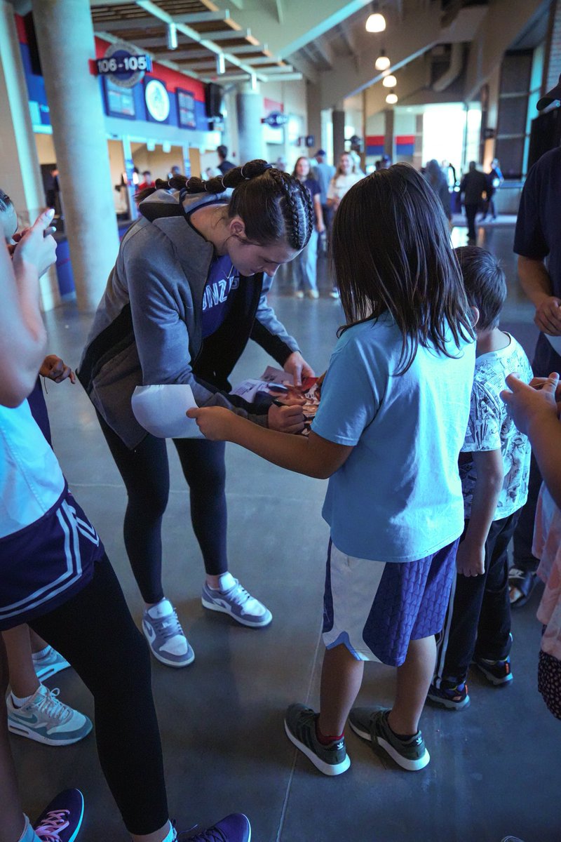 ZagWBB's tweet photo. We ❤️ our fans
Can’t wait to see the Zag family at our meet and greet tomorrow!
#WinningInTheCommunity https://t.co/WeSmWrVXnv