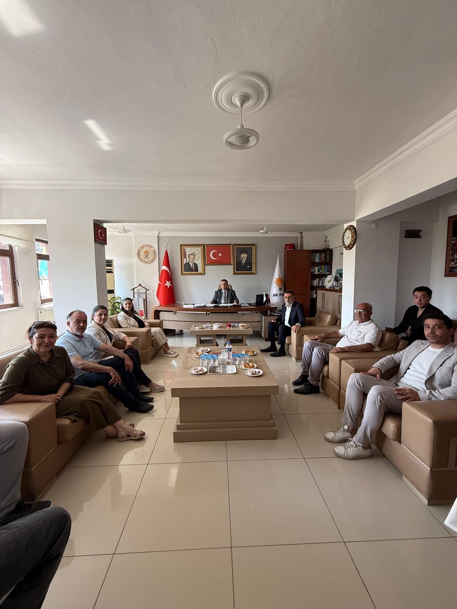 Önceki Dönem Çalışma ve Sosyal Güvenlik Bakanımız,Bölge Milletvekilimiz Sn.<a href="/jsarieroglu/">Jülide Sarıeroğlu 🇹🇷</a>,İl Yönetim Kurulu Üyemiz Sn.Fuat YILDIRIM;
İlçe Başkanlığımızı ziyaret etmişlerdir.

Nazik ziyaretlerinden dolayi Bakanımıza  teşekkür ediyoruz.