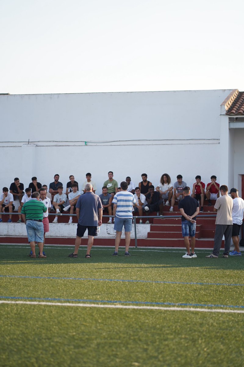 🤝🏼 ¡Todos juntos!

🤍 Bienvenidos a la Agrupación Deportiva Llerenense. Una familia, vuestra familia.❤️

#SiVolvieraANacer