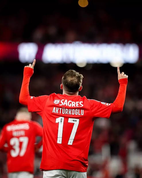 SON DAKİKA 💥

Fenerbahçe, Kerem Aktürkoğlu için hem oyuncu tarafıyla hem de Benfica ile görüşmelere devam ediyor. 🟡🔵

(343 Digital)