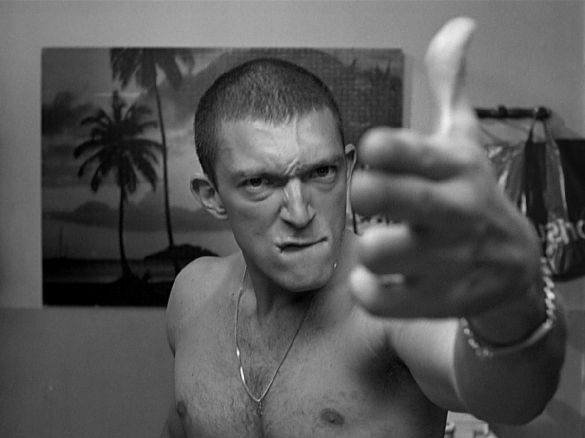 🎬 5/365 — La Haine (1995)
🖤 Sosyal Gerilim | 🇫🇷 Fransa yapımı | 👤 Mathieu Kassovitz
⭐ IMDb: 8.1 | Ben: 7.1
📝 Sistem eleştirisi olarak mükemmeldi. Bu temada izleyecekseniz mutlaka listenizin başındaki filmlerden olmalı.