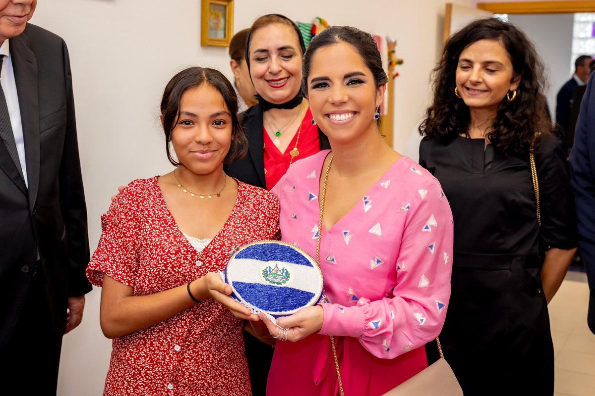 En su segundo día de agenda oficial en Marruecos, la Primera Dama Gabriela de Bukele se desplazó a la ciudad de Tánger para visitar el Centro “Princesa Lalla Asmaa para Niños Sordos”, parte de la Fundación Lalla Asmaa. Fue recibida por autoridades municipales, regionales y del