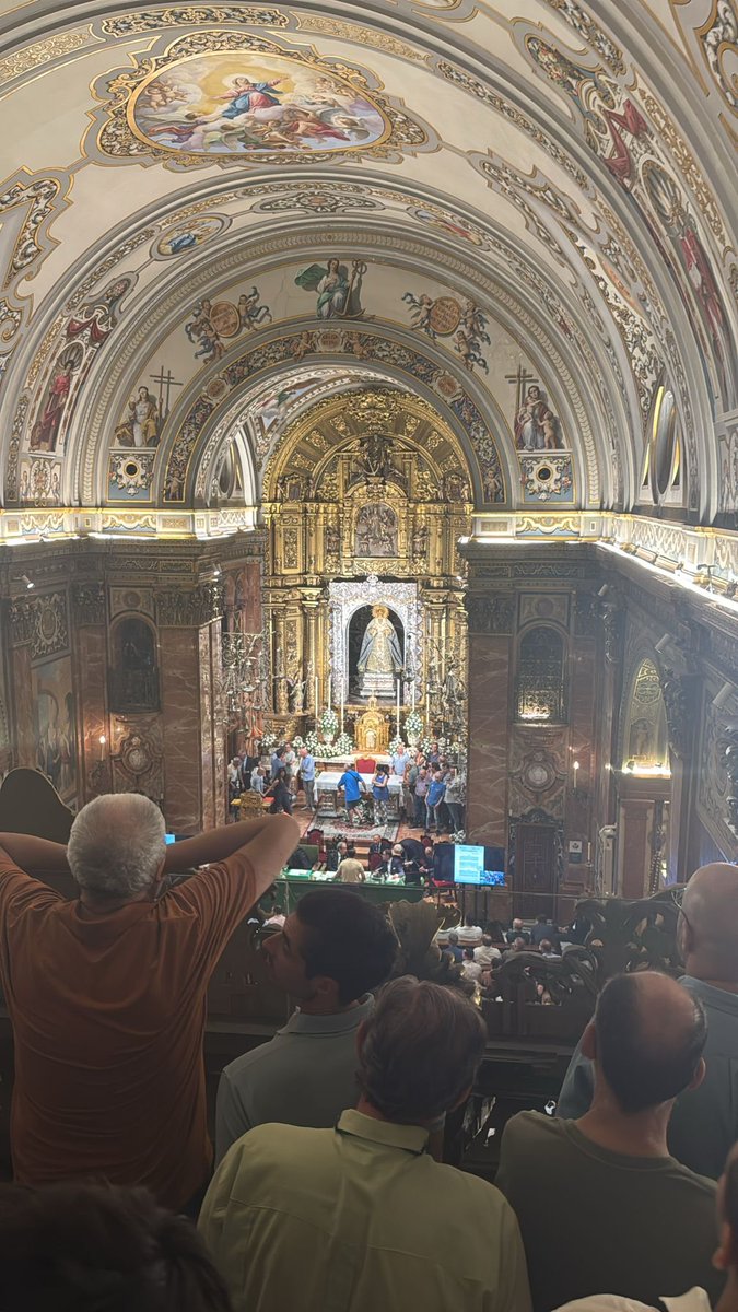 🔴 Situación límite en la Macarena. La hermandad ha tenido que ubicar a decenas de hermanos en el presbiterio de la Basílica ante la falta de espacios.

➡️ El coro abarrotado, al igual que el resto de salas como la Casa Hermandad, el Museo y la iglesia de San Gil.

📲 #TDSCofrade