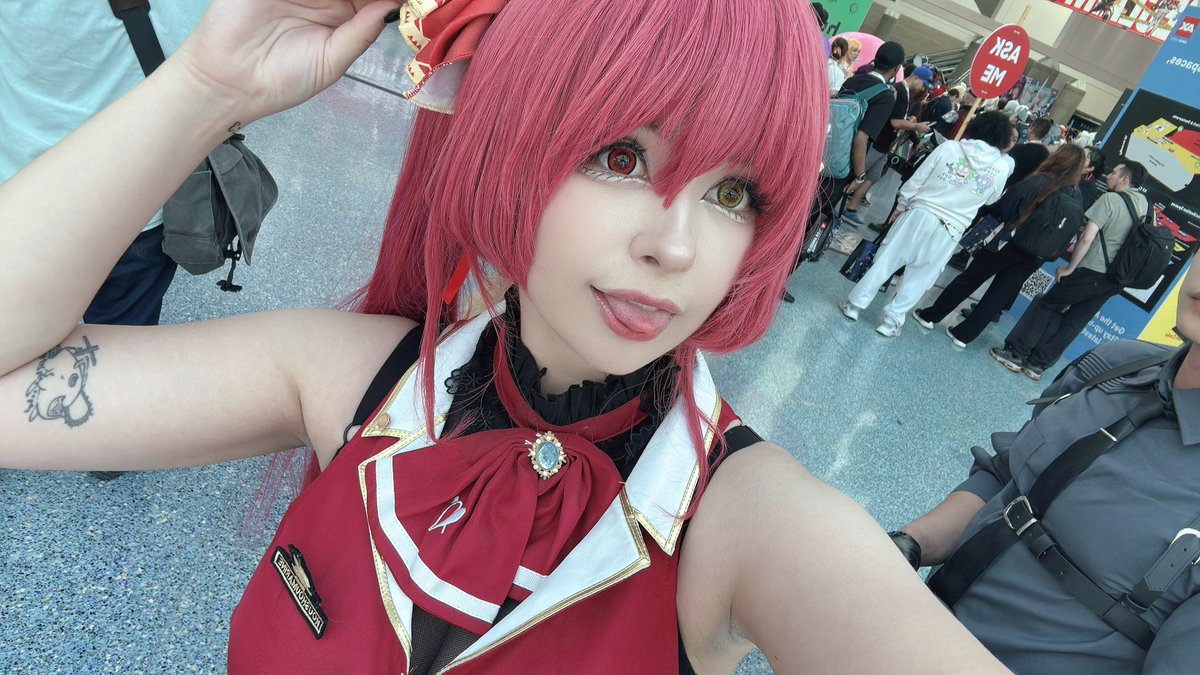 warning !!!⚠️ 

interacting with this post will put hololive cosplayers all on your feed!!! soooo dont interact!!!!! hololive cosplayers will appear if you do!!!!  so scary!!!