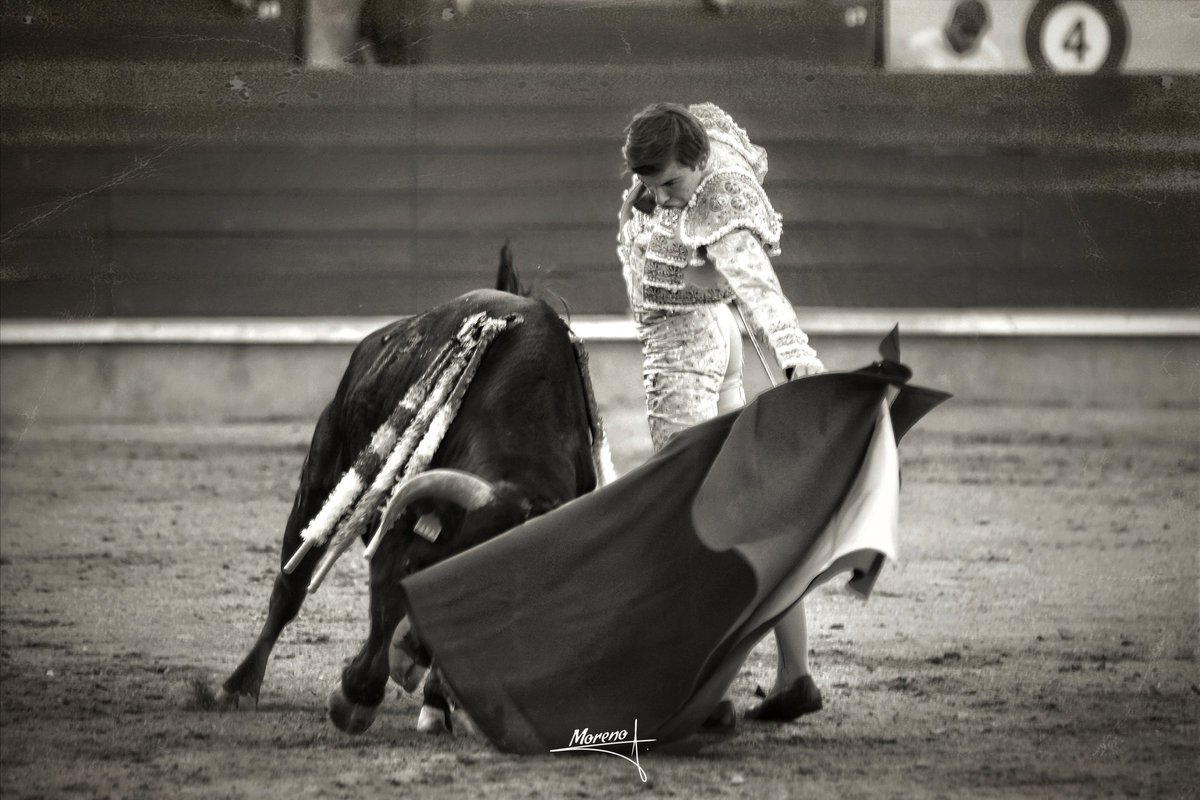 A los toros,no se vá con gorra americana...
Yo me entiendo. 
Portarse bien. 

#LuisExposito #Mividaenunafoto
#Momentos #Detalles #FotografíaTaurina #FMorenoR #ByN #BlancoyNegro #Sepia