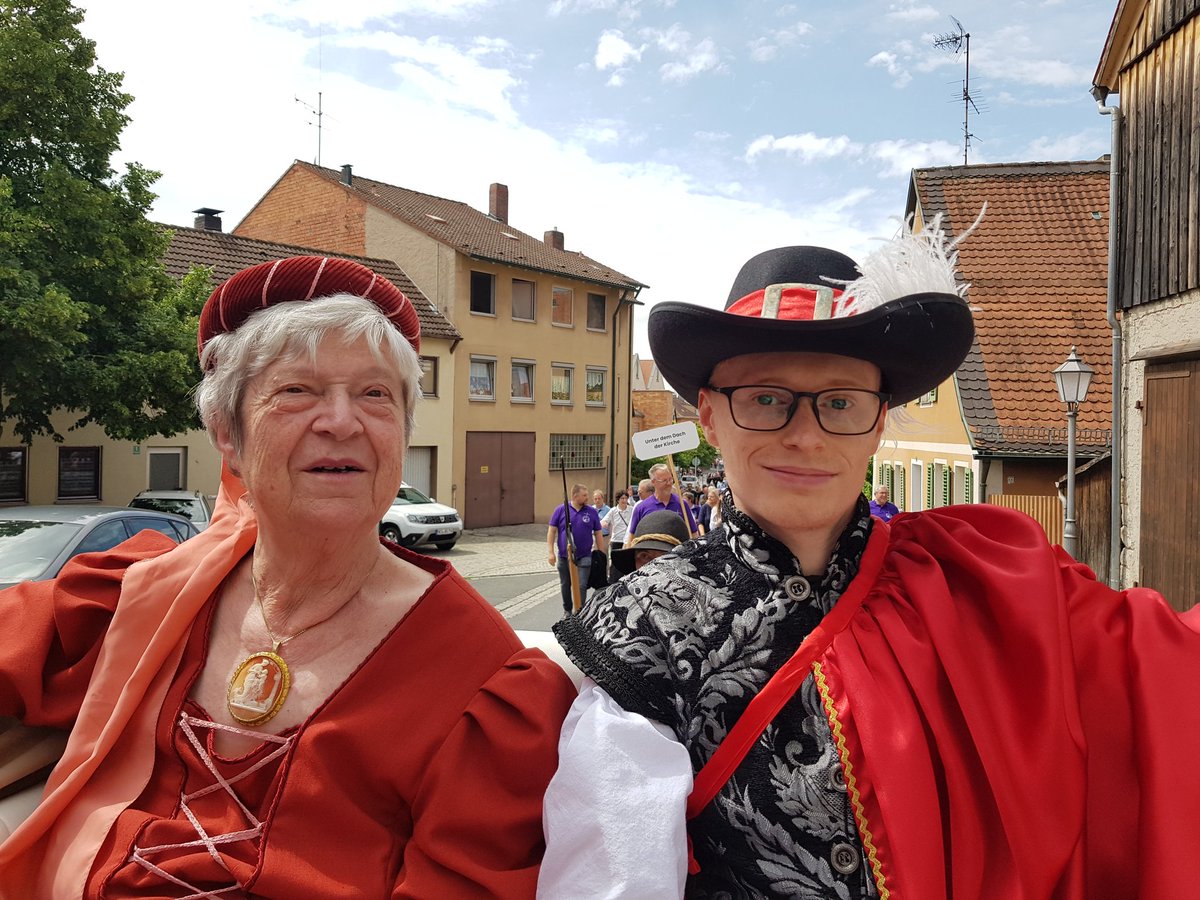 Am Wochenende haben wir in Neustadt unser Heimatfest 2025 🎈🎉 gefeiert, mit vielen Besuchern auch im Alten Schloss! Höhepunkt war der Festumzug, dabei ging es für unseren Geschichts- und Heimatverein in der markgräflichen Kutsche durch die Stadt. 🤩👋 #Festumzug #Heimatfest