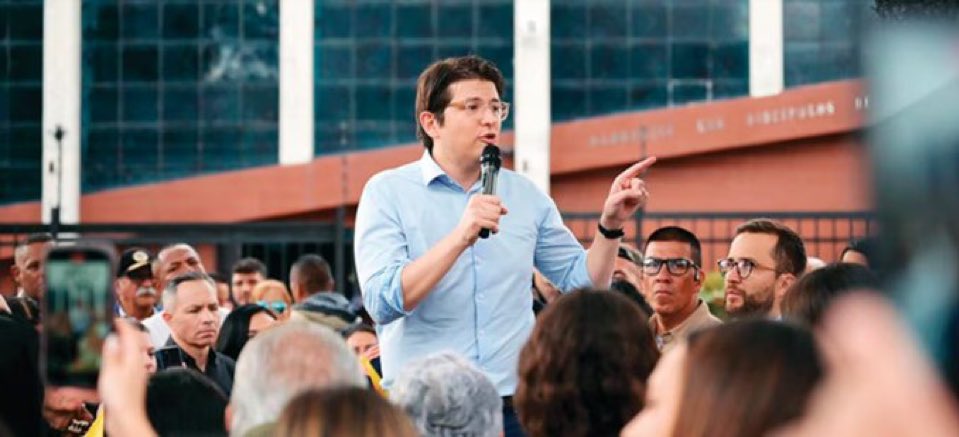 Esto es un escándalo mundial. 

El menor de 17 años involucrado en el intento de asesinato al candidato presidencial Miguel Uribe se acaba de “FUGAR” del centro en donde estaba recluido.

Acá tuvo que haber una clara complicidad de las autoridades y, sin dudas, del gobierno.