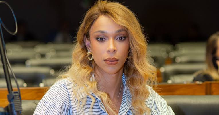 🚨URGENTE - Feminista pode pegar 25 anos de prisão por dizer que Erika Hilton é homem