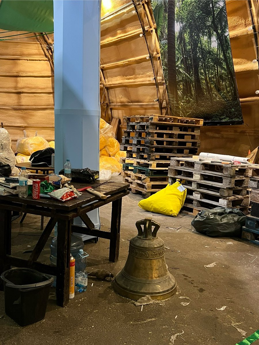 Стоїть і чекає, коли ви приїдете його бить. Дзвін-мазохіст