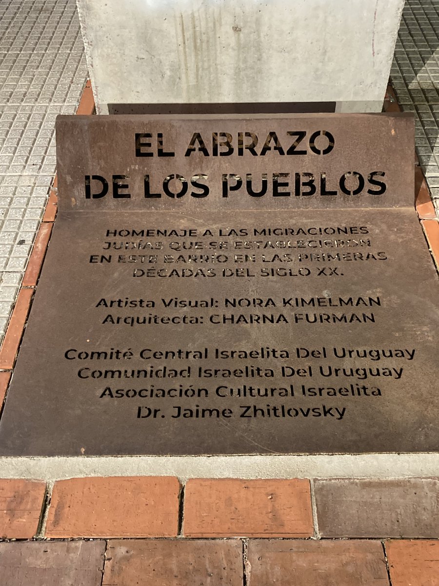 Yo  abrazo a todos los pueblos del mundo. El pueblo judío debe luchar por  acabar con el GENOCIDIO CONTRA EL PUEBLO DE GAZA. LA GUERRA DEBE  TERMINAR YA.