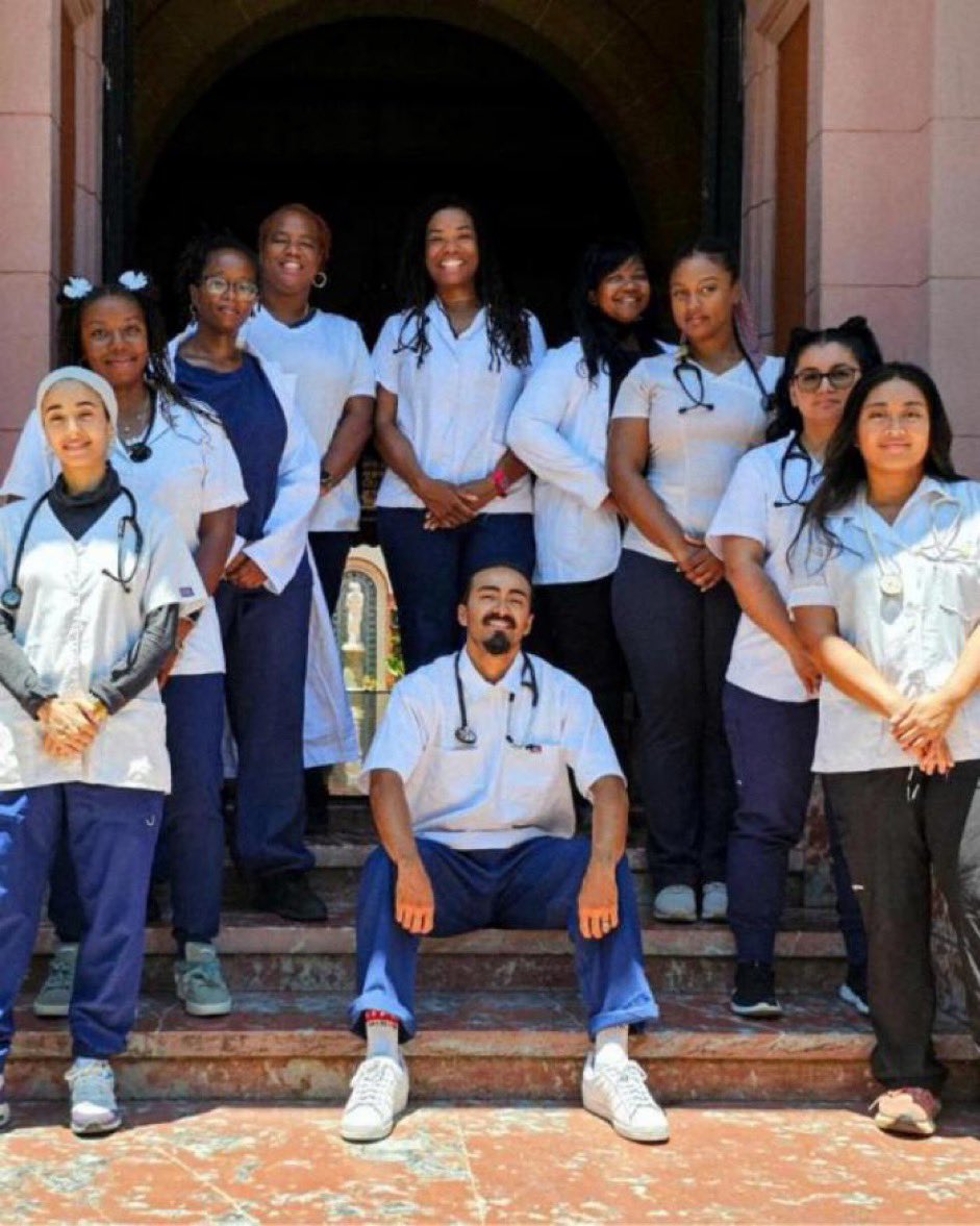Estados Unidos nos bloquea y nosotros les graduamos estudiantes de medicina: las diferencias 😎

En la foto, graduados jóvenes estadounidenses de la Escuela Latinoamericana de Medicina en Cuba 🇨🇺