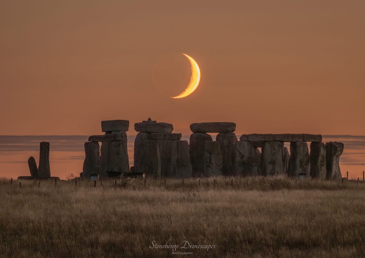 Last nights amazing crescent moon setting at Stonehenge 🤩😍🌙 Photo credit Nick Bull 🙏 #moon #crescentmoon #stonehenge #astro #astrophotography