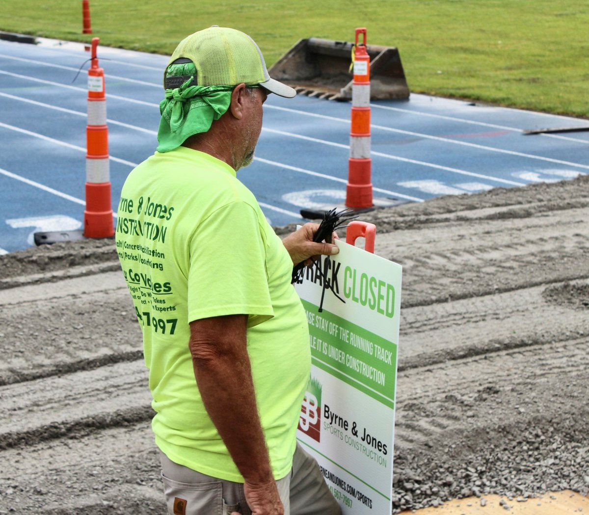 ByrneAndJones's tweet photo. Exciting upgrades happening at Maplewood Richmond Heights! 👉 Upon completion students will enjoy a brand new running track, basketball court, and SIS grass field thanks to our crew's hard work this summer.

#AthleticFacilityUpgrade #SportsConstruction #ByrneAndJones https://t.co/VCplEUj8bS