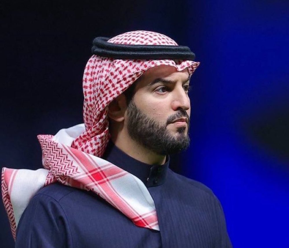 الحقيقه : 
سيد المحافل لم {يُبتعد} بل {اُبعد} .
—
في قاموس الحاقدين : 
الناجح {يُحارب} والفاشل {يُدعم} .