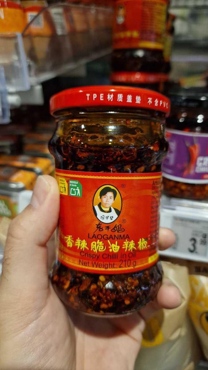 Sos deyince aklıma Asya ülkeleri geliyor. Elimdeki sos son zamanlarda yediğim en güzel soslardan. Ambalaj sade, Çinli bir ablanın ufak fotosu var. Lezzet eşsiz ❤️