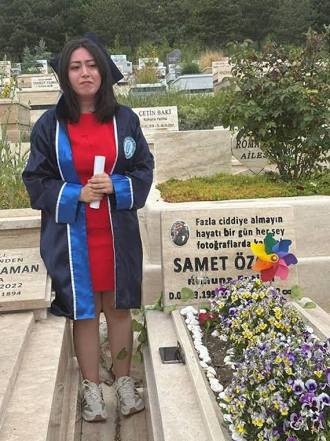 Posta_kutusu_'s tweet photo. CHP PM Üyesi Berna Özgül:

“22 yaşındaki Ayşe Tokyaz bir valizin içinde bulundu.
Bu cümleyi kurmak bile yüreğimi parçalıyor. Bugün onun kardeşi adalet için mücadele ediyor.

Ben de kardeşimi kaybettim. Abim, Motokurye Samet Özgül, sokak ortasında canice katledildi.

Bir kardeş olarak ben de onun için adalet arıyorum.
Ayşe’nin kardeşini en iyi ben anlarım çünkü bu acıyı ben de yaşıyorum.
Kardeşini kaybetmek, hayatın hiçbir sabahının eskisi gibi olmaması demek.

Ayşe için adalet istiyoruz. Unutmayacağız ve asla pes etmeyeceğiz!

#AyşeTokyazİçinAdalet”