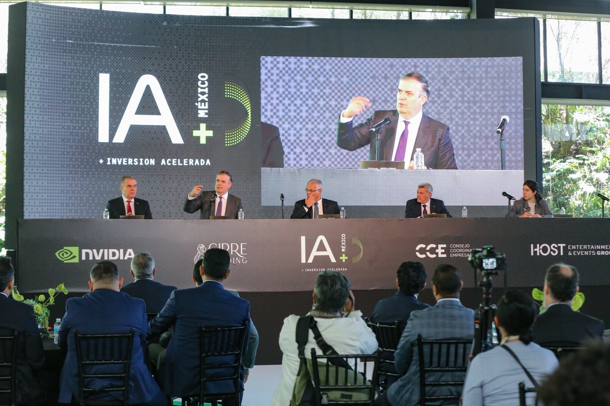 El secretario <a href="/m_ebrard/">Marcelo Ebrard C.</a> participó en la conferencia “#MéxicoIA. Inversión Acelerada”, donde anunció que en noviembre se presentará el primer lenguaje de inteligencia artificial propio de México.

“Es momento de llegar a tiempo. La #IA será motor clave de nuestra economía”.
