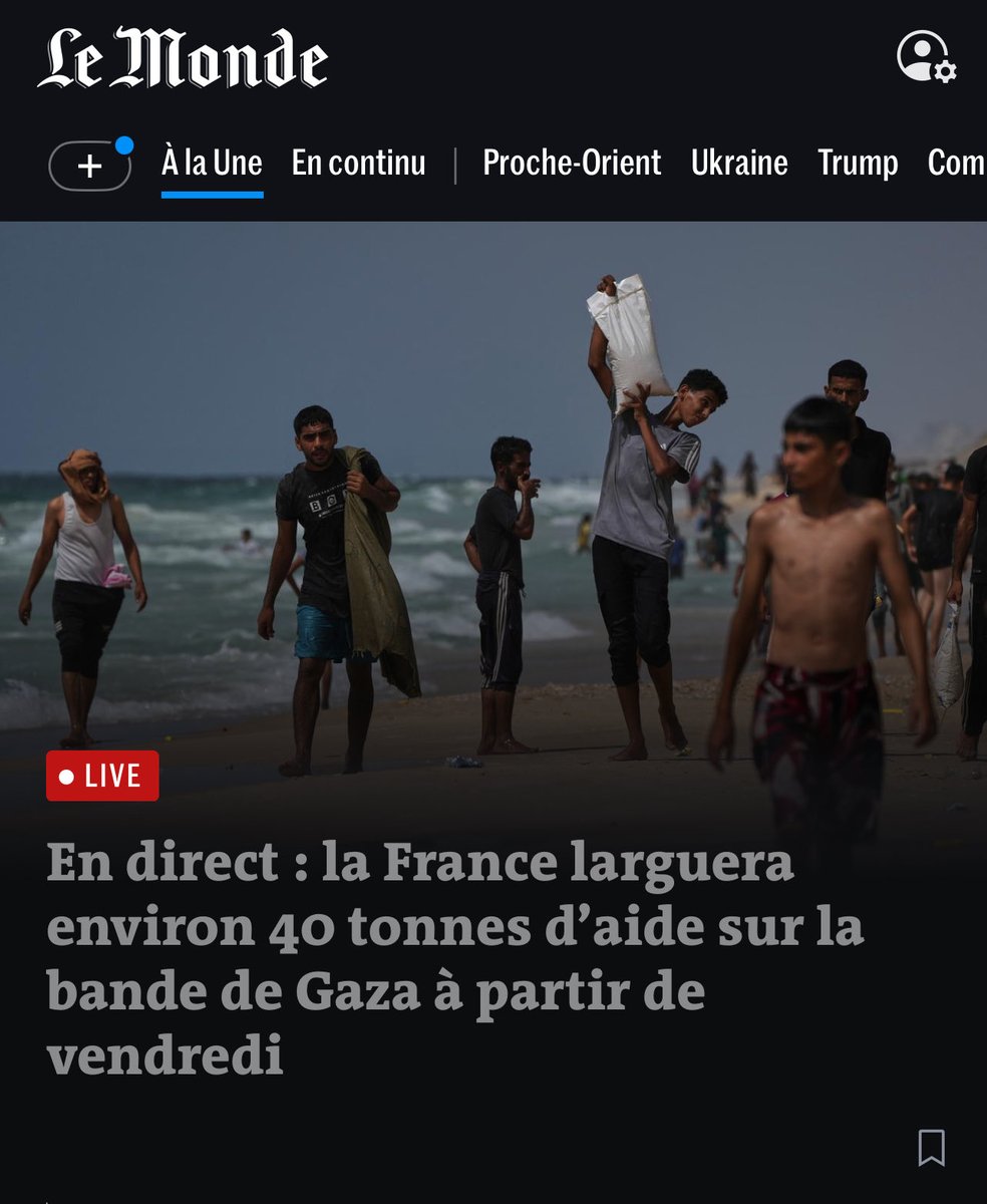 #Gaza 40Tonnes, l’équivalent de 2 camions, alors qu’il en faut 600 par jour, et qu’ils sont présents, par la route. Faire croire qu’on agit, sans condamner ceux qui affament et qui autorisent ces largages. La communication humanitaire cynique des États.