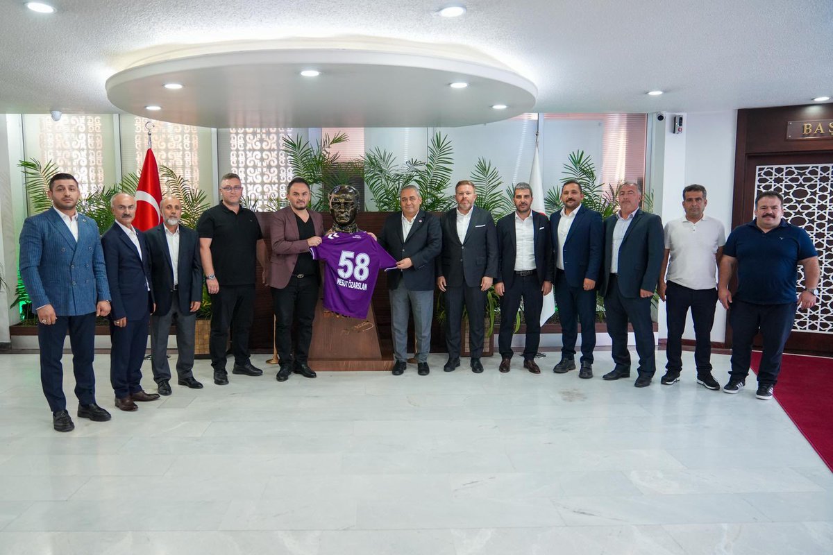 Emre Gökdemir İnşaat Ankara Keçiörengücü (@ankara_kg) on Twitter photo Başkanımız S. Tahiroğlu ve yönetim kurulu üyelerimiz Keçiören Bld. Bşk. Sn.<a href="/OzarslanMesut/">Dr. Mesut Özarslan</a> makamında ziyaret etti. Kulübümüz hakkında bilgi alan Sn. Özarslan, 2025-2026 sezonu için kulübümüzü destekleyeceklerini belirtti.
Sayın Özarslan'a destek sözünden dolayı teşekkür ederiz. Başkanımız S. Tahiroğlu ve yönetim kurulu üyelerimiz Keçiören Bld. Bşk. Sn.<a href="/OzarslanMesut/">Dr. Mesut Özarslan</a> makamında ziyaret etti. Kulübümüz hakkında bilgi alan Sn. Özarslan, 2025-2026 sezonu için kulübümüzü destekleyeceklerini belirtti.
Sayın Özarslan'a destek sözünden dolayı teşekkür ederiz.
