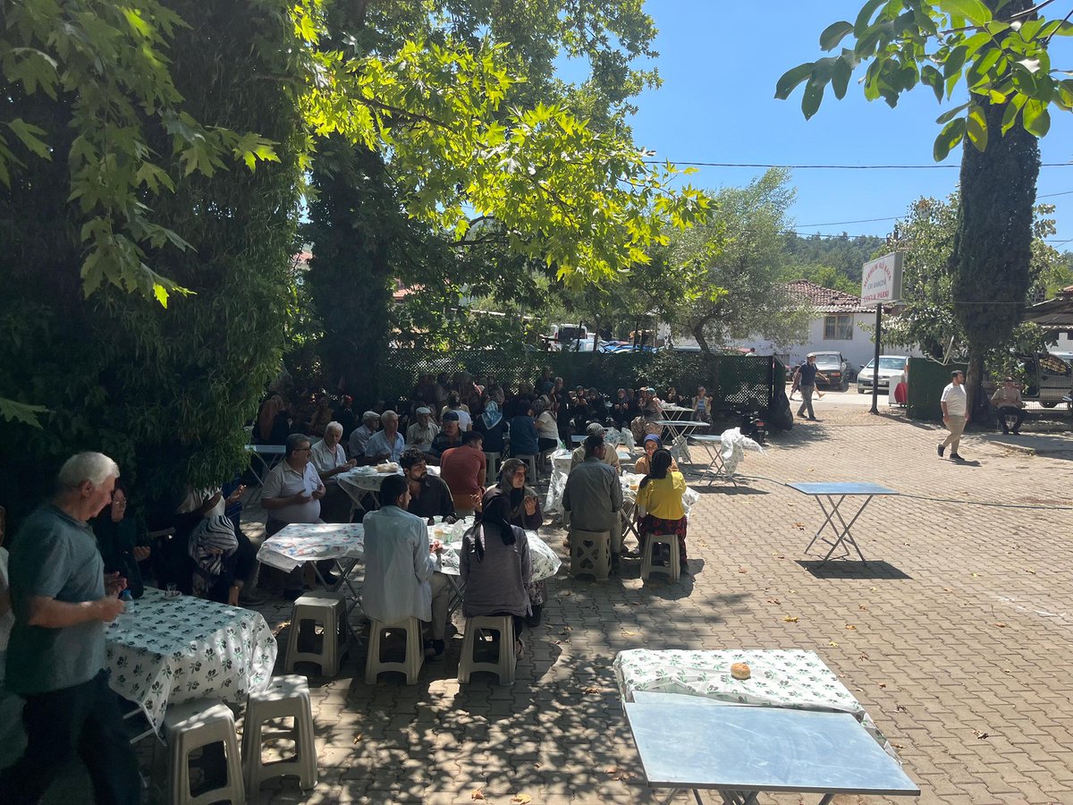 Aşağıçavuş köyünde düzenlenen yağmur hayrı programına Kaymakamımız Sayın 
Mehmet Can İRDELP de katılım sağladı.
Vatandaşlarımızla bir araya gelinen programda, yağmur duası edilerek bolluk, bereket ve rahmet için niyazda bulunuldu. 
Rabbim dualarımızı kabul, rahmetini bol eylesin.