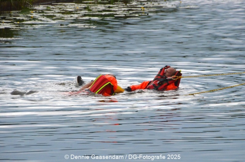 Auto te water na botsing met boom