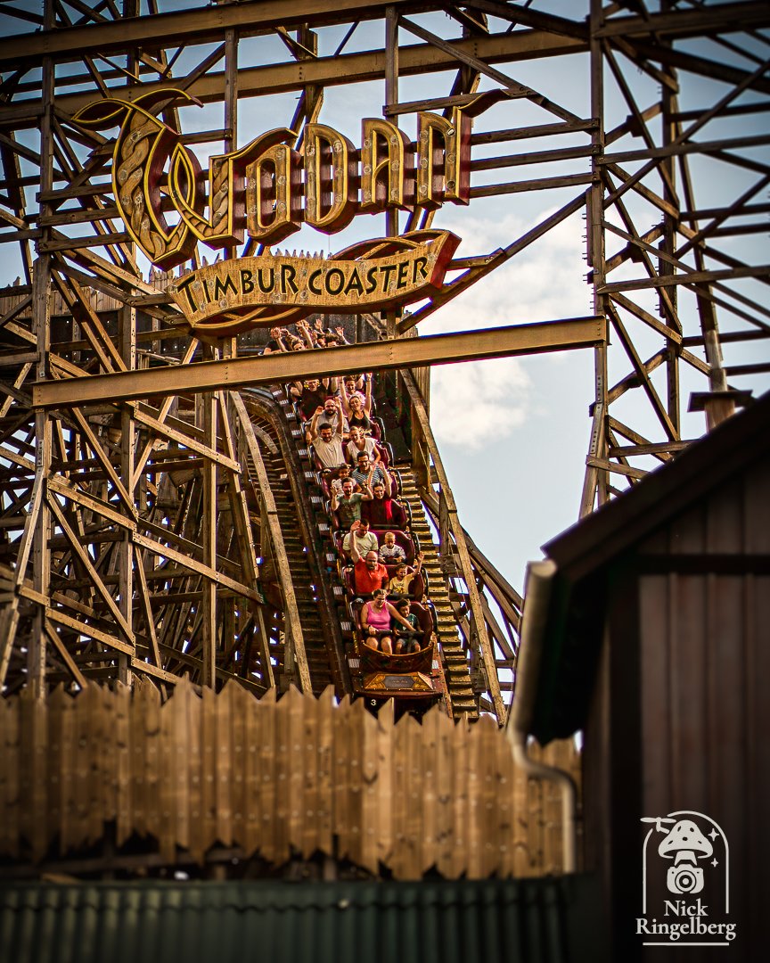 RingelbergNick's tweet image. Hout, snelheid en keihard gegil! 🎢💨
Wodan brult zoals alleen een god dat kan — en je hoort 'm door heel Europa-Park.
Wie durft vooraan te zitten?

#Wodan #TimburCoaster #EuropaPark #HoutenAchtbaan #ThemeparkThrills #coaster #woody #themeparks #europapark50