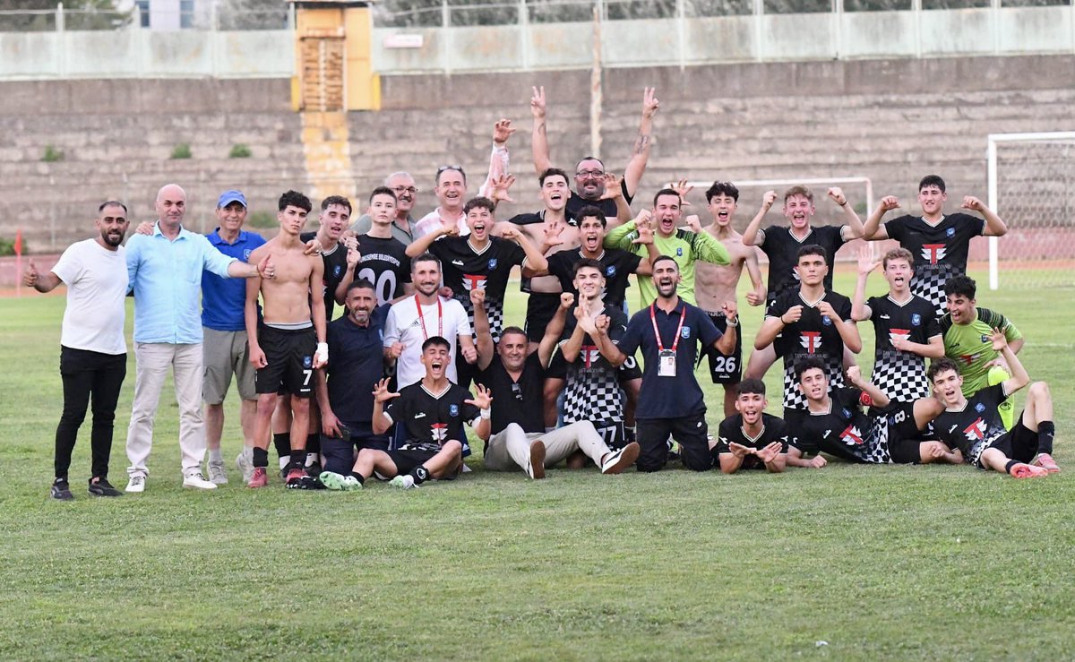 Yunusemre Belediyespor’umuz Türkiye finalinde.

Bu önemli başarıda emeği olan kulüp başkanımızı, yönetimimizi, teknik heyetimizi, futbolcularımızı ve belediyemizin ilgili müdürlüklerini kutluyorum.

Gençlerimize inanan ve güvenen ailelerine de teşekkür ediyorum; biz amatör spora