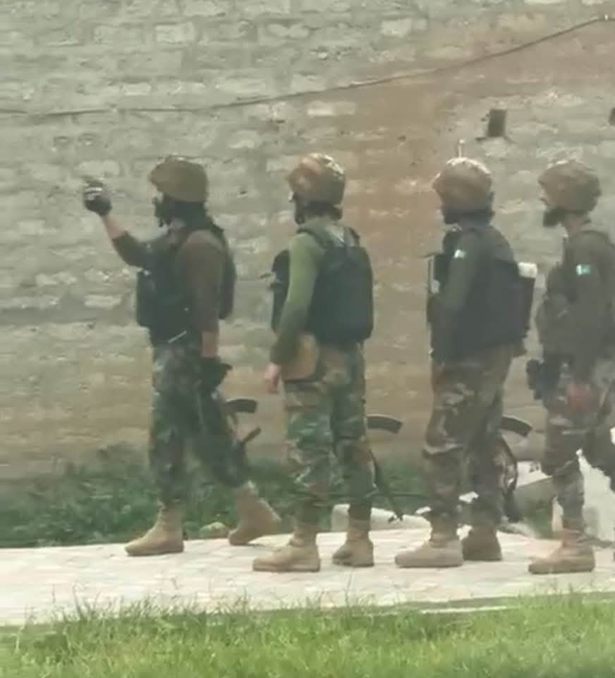 بریکنگ نیوز 🚨

ایس ایس جی کے ببر شیروں کی انٹری 

باجوڑ میں جاری آپریشن کے دوران فتنہ الخوارج کے 17 دہشت گرد (جن میں سے زیادہ تر افغان باشندے ہیں) ہلاک کر دیے گئے ہیں، جب کہ مزید 24 دہشت گرد زخمی ہوئے ہیں۔چار زخمی دہشت گردوں کو زندہ گرفتار بھی کیا گیا ہے۔
 
ایس ایس جی، ایس او