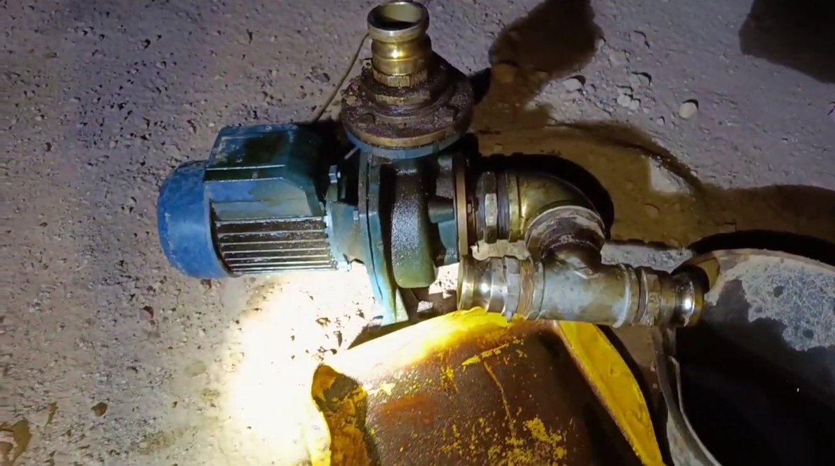 "بعملية استخباراتية دقيقة.. اللواء الرابع مشاة يفشل مخطط نهب النفط الخام بشبوة ويوقع بالمتهمين" 

شبوة – الإعلام العسكري
29 يوليو 2025م

أحبطت قوات اللواء الرابع مشاة، فجر اليوم الثلاثاء، عملية تخريب وسرقة للنفط الخام من الأنبوب الرئيسي في منطقة "تمورة" بمديرية الروضة بمحافظة