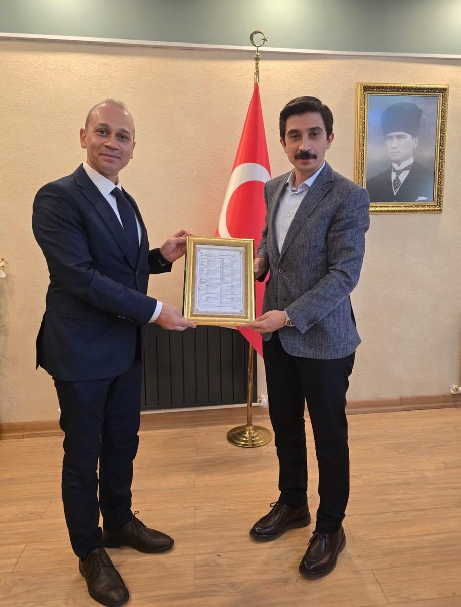 Ergani Kaymakamımız Sn. <a href="/yalcin_nurbaki/">Nurbaki Yalçın</a>'na Vali Genel Müdürümüz Sn. <a href="/itasyapan/">İbrahim Taşyapan</a>'ın selamları ile Evlenme Belgesini takdim ettik. Gösterdikleri misafirperverlikten ötürü şükranlarımızı sunarız. #HayatınızınHerAnında <a href="/TCNufus/">Nüfus ve Vatandaşlık İşleri Genel Müdürlüğü</a> <a href="/vali_zorluoglu/">Murat Zorluoğlu</a> <a href="/fth_ayaz/">Fatih AYAZ🇹🇷</a> <a href="/dbakirvalilik/">T.C. Diyarbakır Valiliği</a> <a href="/erganikaymakam/">T.C. Ergani Kaymakamlığı</a>