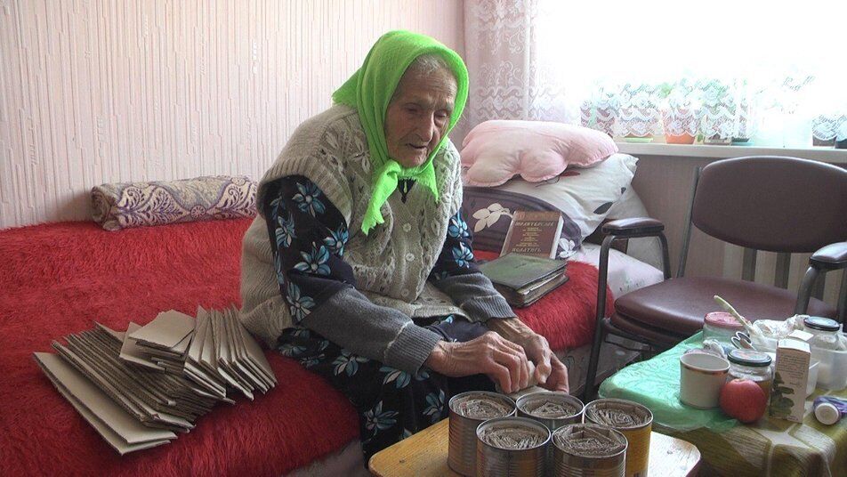 Ha muerto la voluntaria ucraniana de mas edad. Olena Vladymyrets -95 años- sobrevivió al Holodomor, la hambruna provocada por la URSS en Ucrania en los años 30, a la II guerra mundial y a 3 años de invasión rusa. Hacía velas de trinchera. Un icono de la resistencia ucraniana.