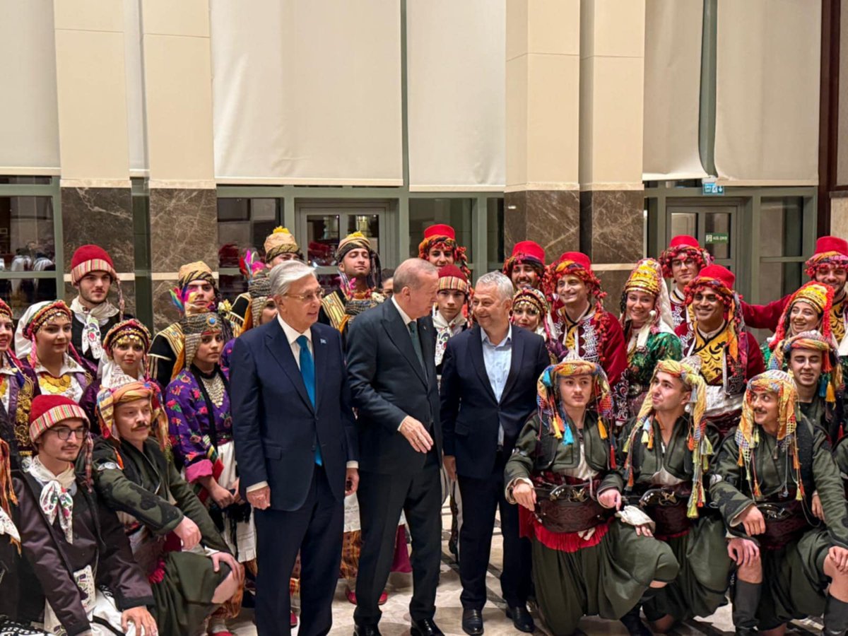 🇹🇷 Cumhurbaşkanlığı Külliyesi’nde gurur dolu anlar!
Cumhurbaşkanımız Sayın Recep Tayyip Erdoğan tarafından, Kazakistan Cumhuriyeti Cumhurbaşkanı Sayın Kasım Cömert Tokayev onuruna verilen akşam yemeğinde düzenlenen kültürel programda Ulusal Gösteri Topluluğumuz muhteşem bir