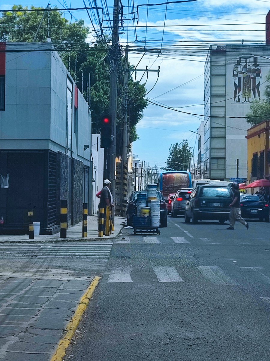 ADYRO's tweet photo. Cómo es posible que haya franeleros en el área de parkimetros, esto es en La 15 Sur entre l 4 y 5 Poniente cerca de la secretaria de salud del Estado de Puebla. 
@PueblaAyto , @LaSEMOVI https://t.co/Uc009OdNRX